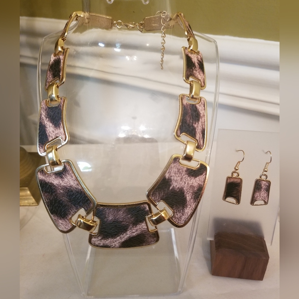 Woman's Fashion Leopard Textured Necklace and Earring Set